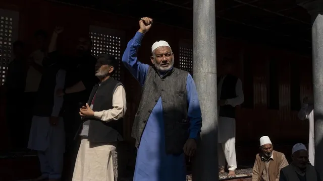 An elderly Kashmiri shouts slogans against Israel’s military operations in Gaza, inside a mosque in Budgam, northeast of Srinagar on October 13, 2023 (Photo: AP)