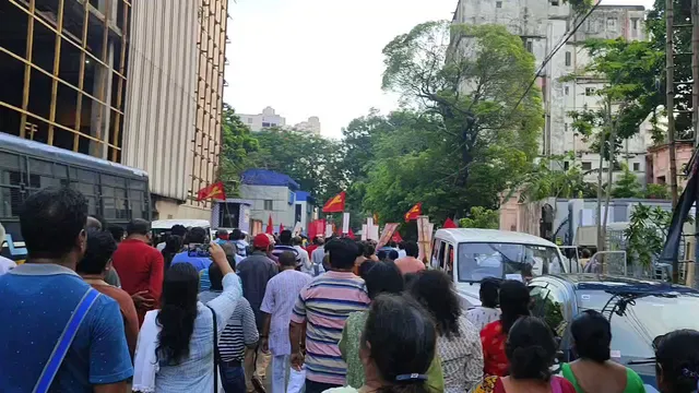 SFI blocks city road in protest against detention of its Bengal president