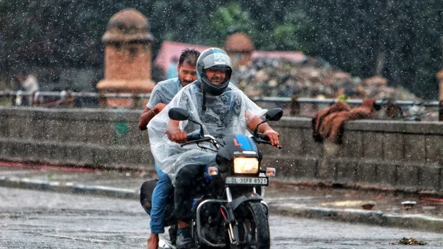 Commuters during rains, in New Delhi, Thursday, Aug 29, 2024.