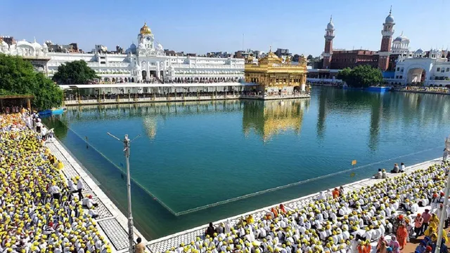 school students golden temple.jpg