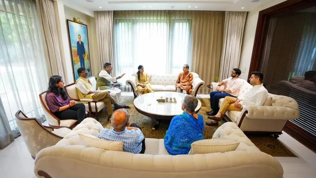 Shiv Sena (UBT) chief Uddhav Thackeray along met Delhi CM and AAP national convenor Arvind Kejriwal's wife Sunita Kejriwal and his parents