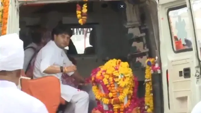 Mortal remains of Madhavi Raje Scindia, mother of Union Minister Jyotiraditya Scindia and erstwhile 'Rajmata' of the Gwalior Royal Family brought to her residence in Gwalior