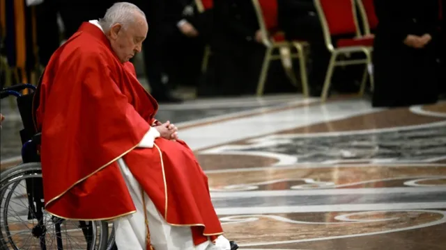 Pope Fransis on wheel chair on Easter