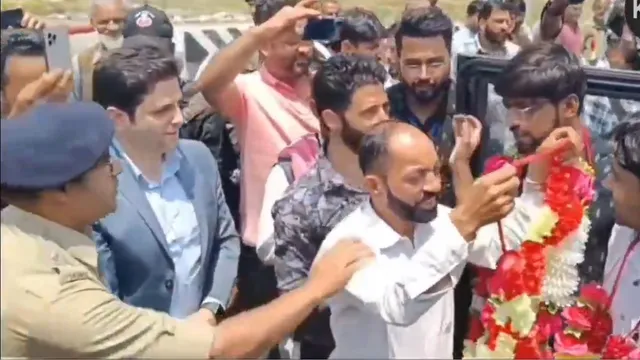 The first batch of both axis of devotees for Amarnath Yatra 2024 has arrived and has been warmly welcomed by civil society organizations, trade associations, and fruit growers' associations