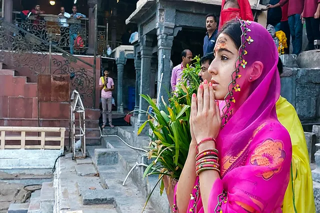 Sara Ali Khan temple visit.jpg