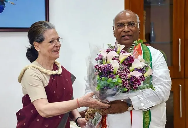 Mallikarjun Kharge with Sonia Gandhi (File photo)