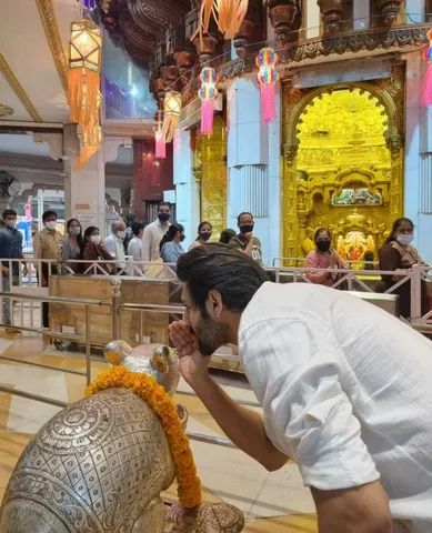 Today Kartik Aaryan along with family visited to Siddhivinayak Temple to express his gratitude for the love coming his way !