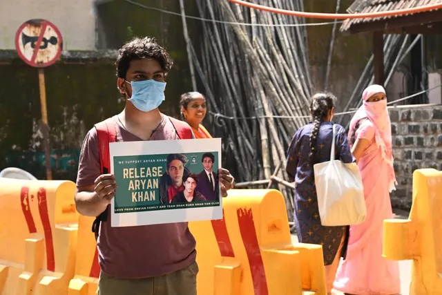 “Release Aryan Khan,” SRK Fan Holds Poster Outside Court as Aryan Khan Shifted to Common Cells after Quarantine at Arthur Road Jail