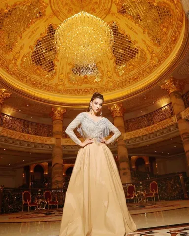 Urvashi Rautela was Honoured to receive the Filmfare award for the international icon of the year 2021 !