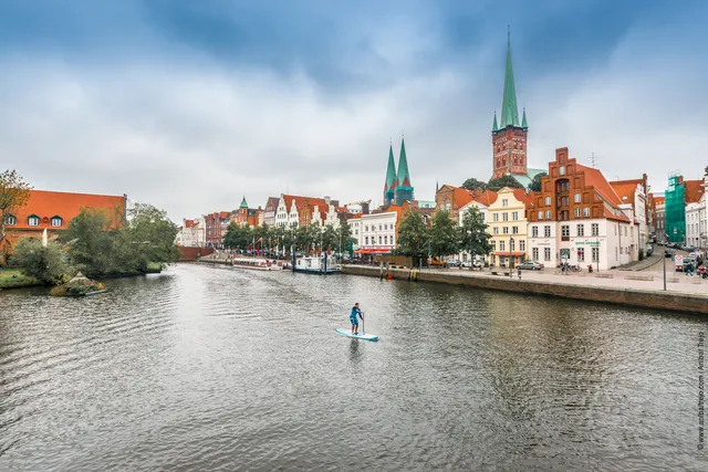 Lübeck_Auf_der_Trave_durch_die_Altstadt,_Stand-up_paddling GERMANY.jpg