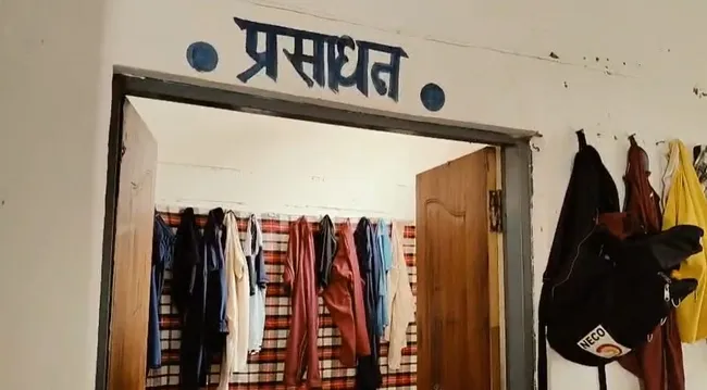 कमरे नहीं मिले तो बच्चों ने टॉयलेट को ही बनाया ठिकाना।