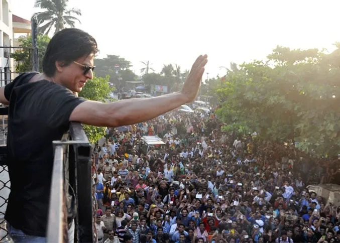 Shah Rukh Khan Hugs the World, Says It's Truly a 'Happy New Year'