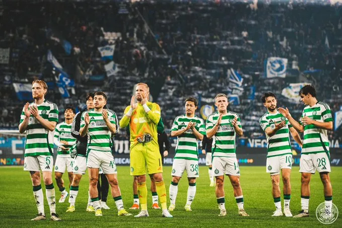 celtic players clap to their fans after match with Atalanta in the Champions League-Sportz Point.com