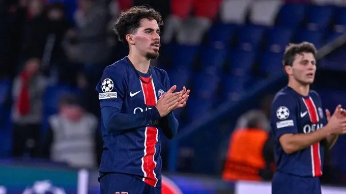 PSG's Vitinha and Joao Neves claps to the fans after Champions League game-Sportz Point.com