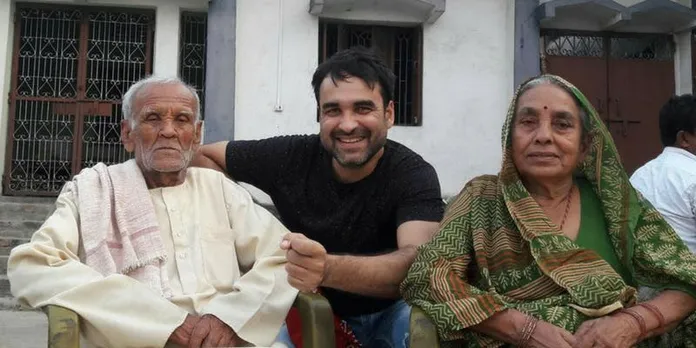 Pankaj-Tripathi-with-his-father-and-mother.jpg - Rohtas District