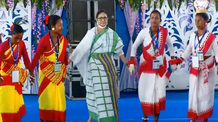 Mamata Banerjee in North Bengal: Mamta Banerjee dances on song and dance at  the mass wedding of tribal community