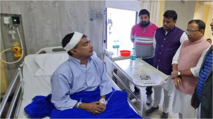 Suvendu Adhikari visits the hospital in Kolkata where the injured ED officers are receiving treatment