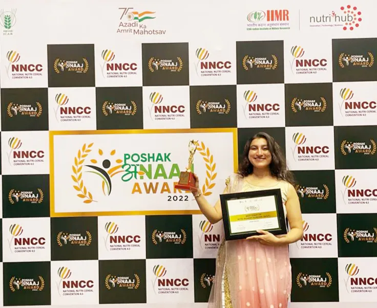 Krishnaa Kantthawala receiving the Poshak Anaaj Award 2022