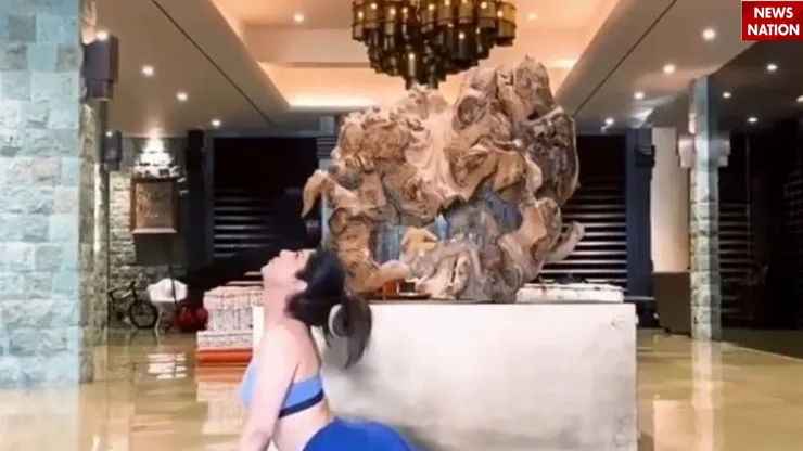 वर्कआउट स्पेस में सोने का झूमर