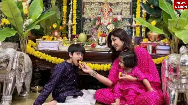 हाथी रखे हुए