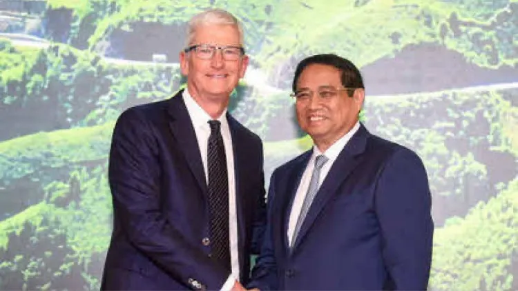 Apple CEO Tim Cook with Vietnam's Prime Minister Pham Minh Chinh