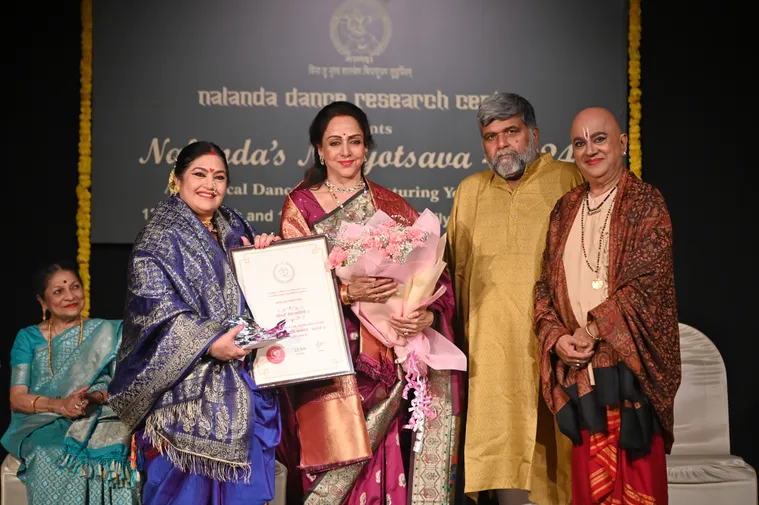 Actor Hema Malini and Paresh Rawal honoured by Nalanda Dance Research Centre Dr. Uma Rele (4).jpg