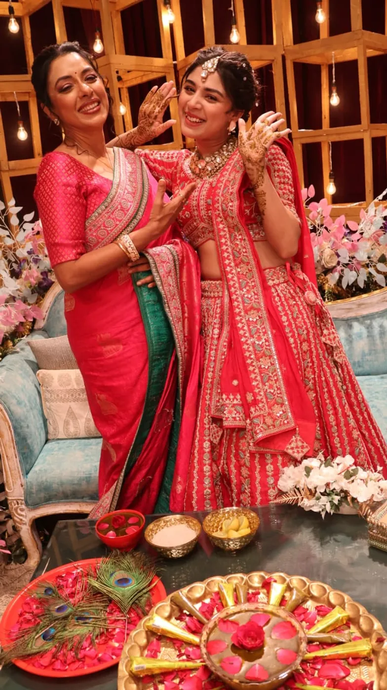 Anupamaa Episode Update Mehendi Mein Mahfil Saj Gayi! Raahi Prem and Anupamaa make you go awestroke
