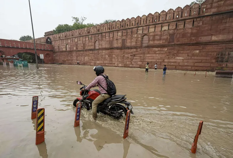 flood: Delhi floods: Red Fort closed for visitors till July 14 - The  Economic Times