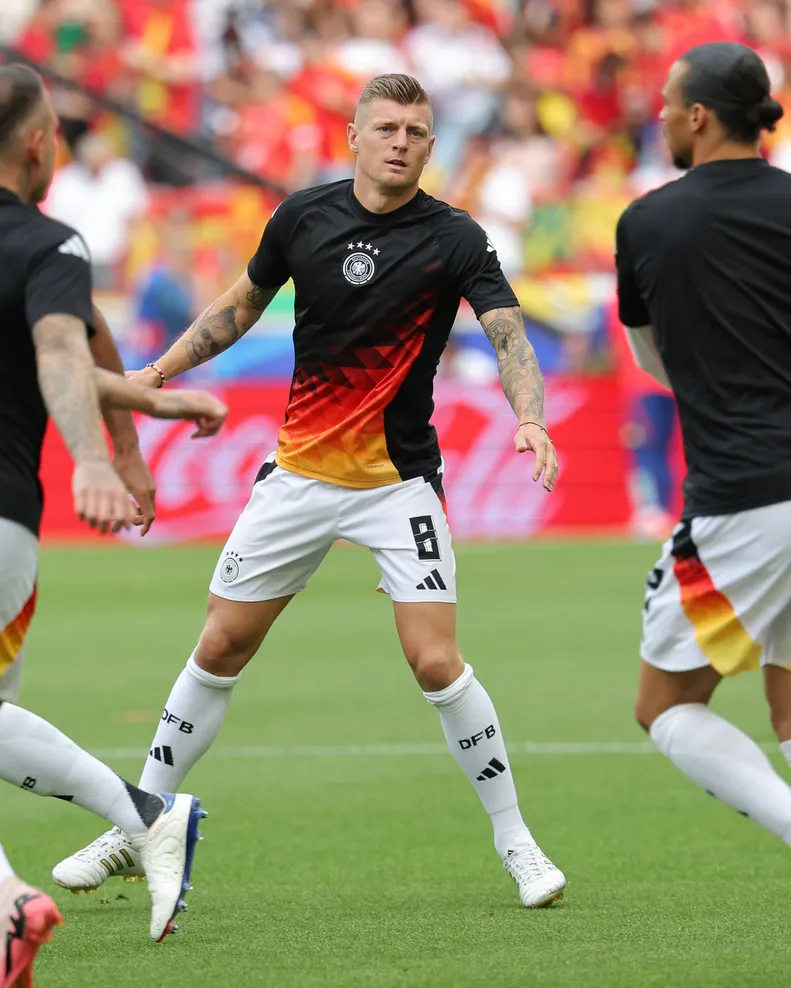 Toni Kroos warming up