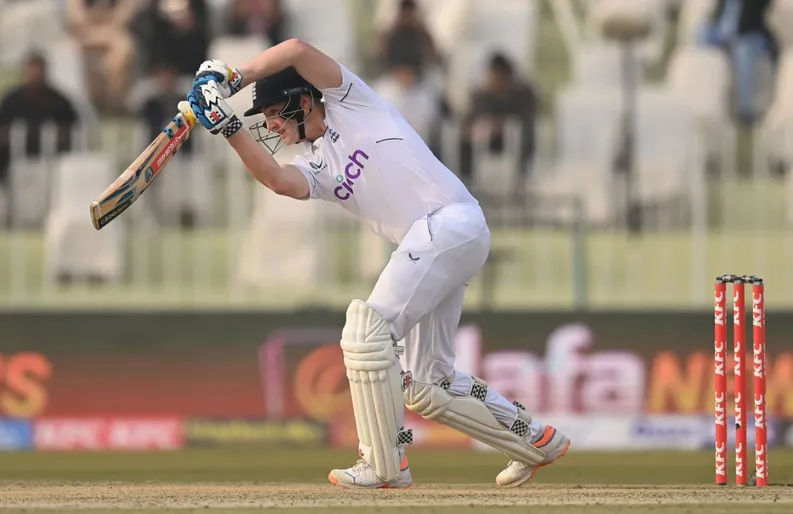 4,4,4,4,4,4... Harry Brook ने पाक गेंदबाज की सुताई कर 1 ओवर में जड़े 6 चौके, Ben Stokes समेत पूरी ENG टीम ने उड़ाया मजाक