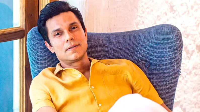Randeep Hooda on Swatantra Veer Savarkar – “It is my first film as a  director, writer and producer but I am being fearless about it” : Bollywood  News - Bollywood Hungama