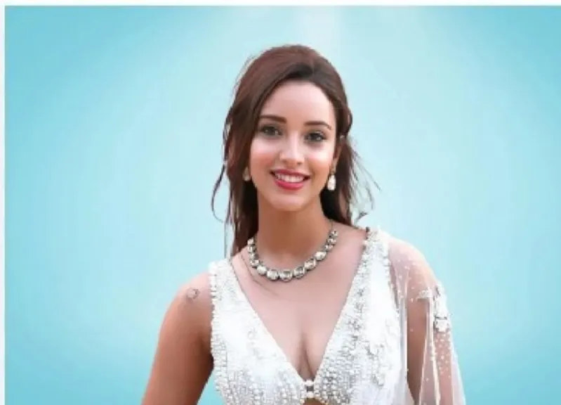 Tripti Dimri has left all Bollywood actresses behind in this matter|  entertainment News in Hindi | Tripti Dimri ने इस मामले में सभी बॉलीवुड  अभिनेत्रियों को छोड़ा पीछे, प्राप्त किया पहला स्थान