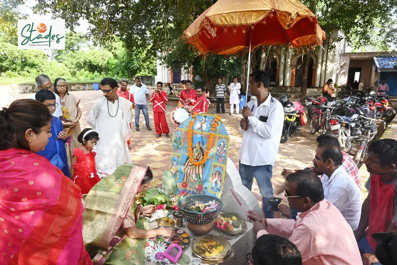 Boro Thakuranee enters the temple's sanctum sanctorum