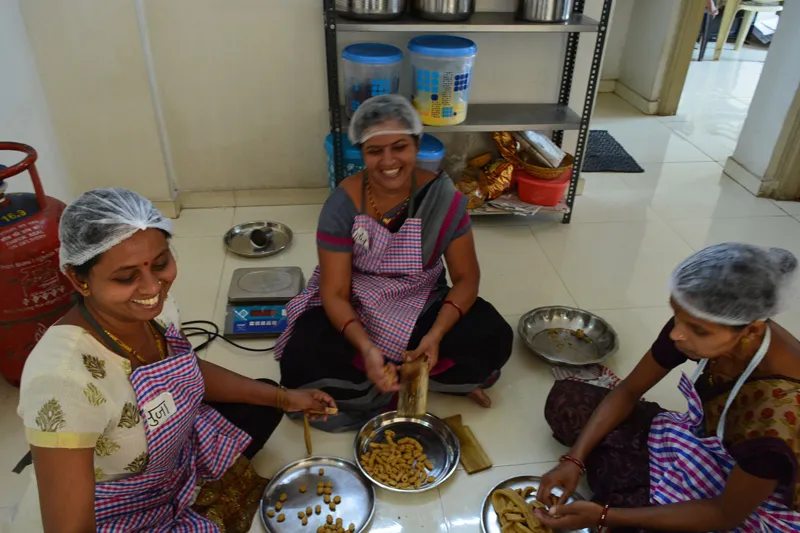 women working at Sahrudaya kitchen