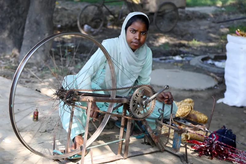 artisan working with plastic waste sirohi