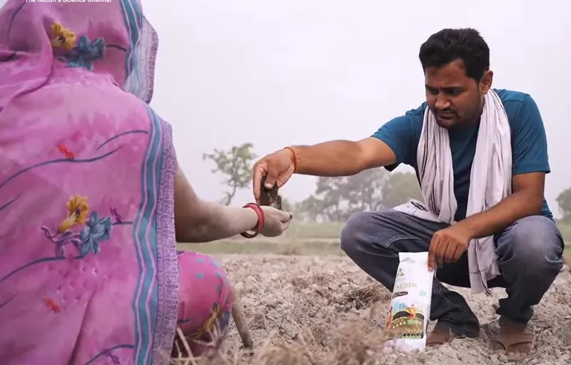 akshay with a woman farmer and organic fertilizer