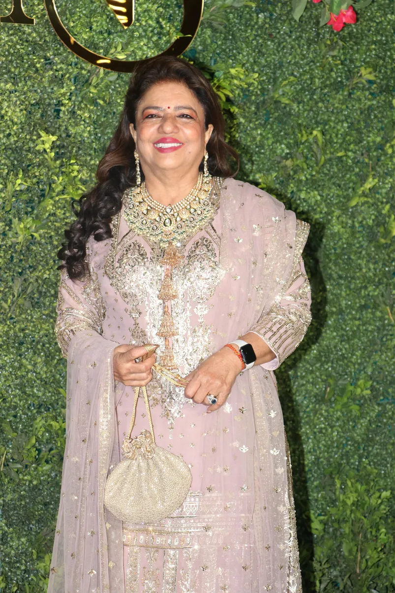 दूल्हा राजा की मां मधु चोपड़ा का लुक भी किसी से कम नहीं रहा. वे पिंक कलर के सूट में नजर आईं जिसे उन्होंने हैवी जूलरी के साथ पेयर किया था.