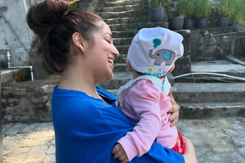 यामी गौतम के बर्थडे पर पति आदित्य धर ने शेयर की बेटे वेदाविद की पहली  तस्वीर, मां की गोद में खेलता दिखा कपल का लाडला (On Yami Gautam's Birthday,  Husband Aditya Dhar