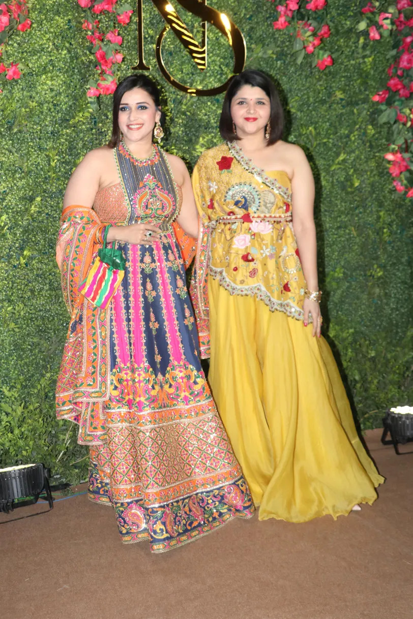 'बिग बॉस 17' फेम एक्ट्रेस और प्रियंका चोपड़ा की कजन मनारा चोपड़ा सिद्धार्थ की मेहंदी सेरेमनी में अपनी बहन मिताली हांडा के साथ पहुंचीं. इस दौरान उनका लुक देखने लायक रहा.