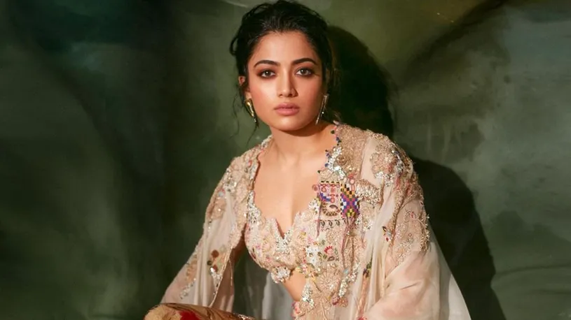 Rashmika Mandanna के साथ सेल्फी ले रहे फैन को गार्ड ने दिया धक्का, एक्ट्रेस  ने की रोकने की कोशिश और फिर... | rashmika mandanna bodyguard pushing fan  for selfie actress took photo