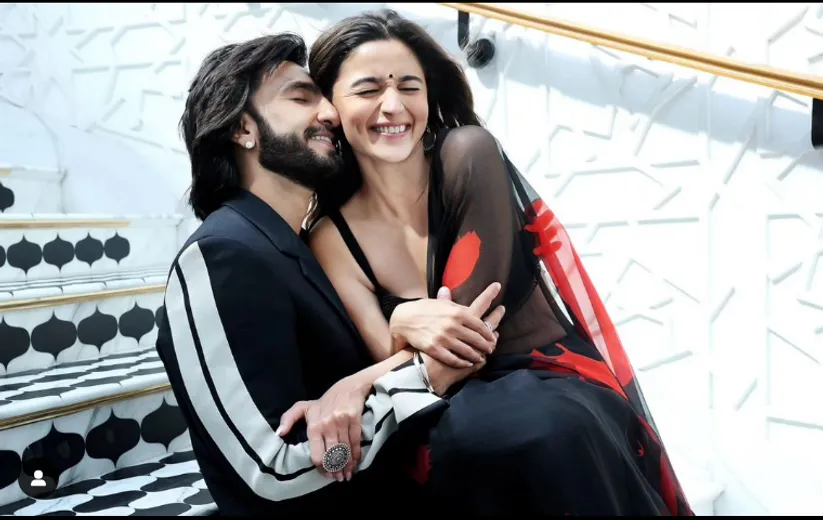 Ranveer Singh Alia Bhatt; Rocky Aur Rani Ki Prem Kahani Teaser Release |  रॉकी और रानी की प्रेम कहानी का टीजर रिलीज: आलिया- रणवीर की दिखी रोमांटिक  केमिस्ट्री, 28 जुलाई को रिलीज