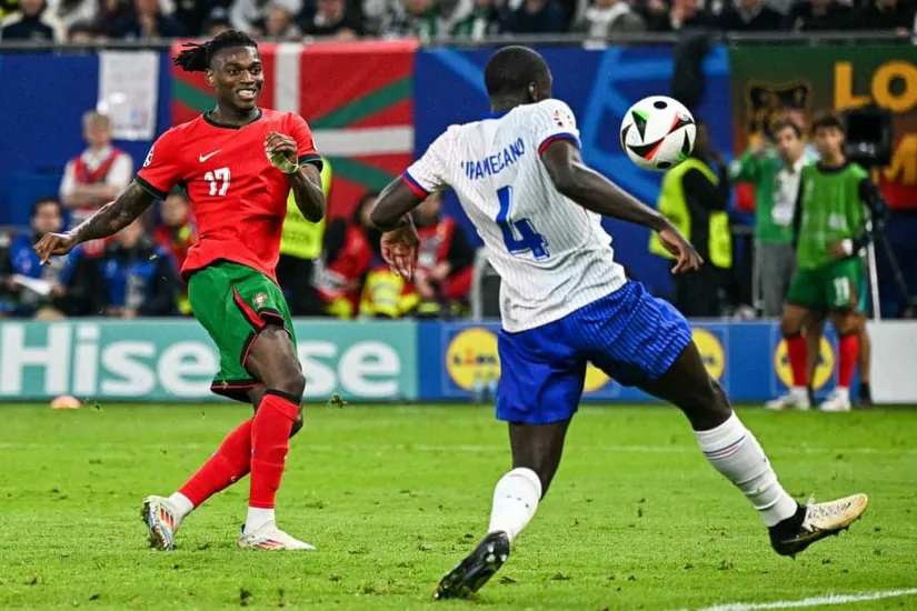 Leao with a chance on the left but his shot was blocked by Upamecano. - sportzpoint.com