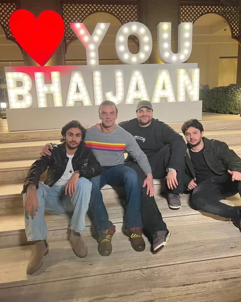 दरअसल इस साल अंबानी परिवार ने सलमान खान के बर्थडे पर एक ग्रैंड पार्टी रखी थी. ये पार्टी जामनगर में होस्ट की गई. जिसमें सलमान खान की फैमिली और बी-टाउन के कई स्टार्स पहुंचे.