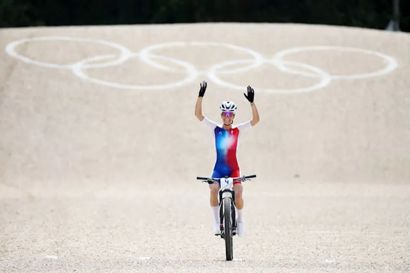 Pauline Ferrand-Prévot (FRA) wins women's cross-country gold - sportzpoint.com