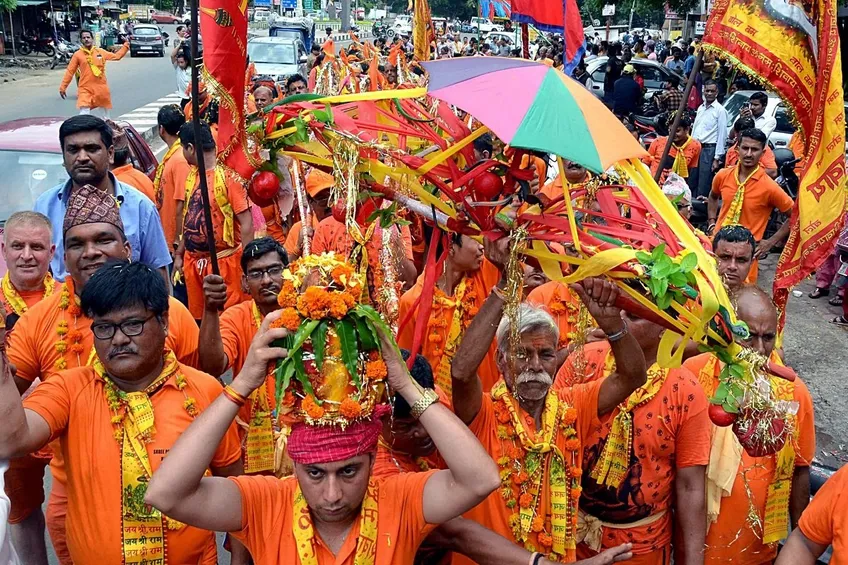 मुजफ्फरनगर: कावंड़ियों के रंग में रंगा मुस्लिम समाज भी, श्रद्धालुओं पर जमकर  बरसाए फूल | Muslims shower flowers on Kanwar Yatra in Muzaffarnagar |  Patrika News