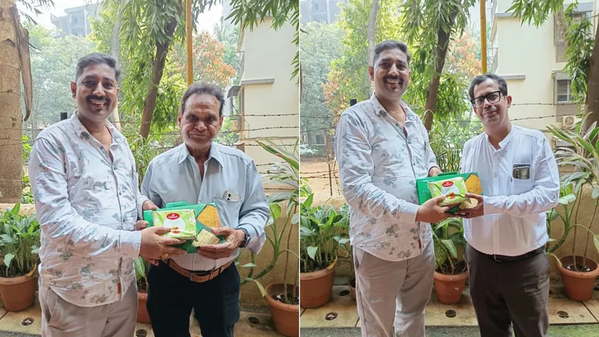Dr Krishna Chouhan gave gifts to people in Deepawali Milan Samaroh