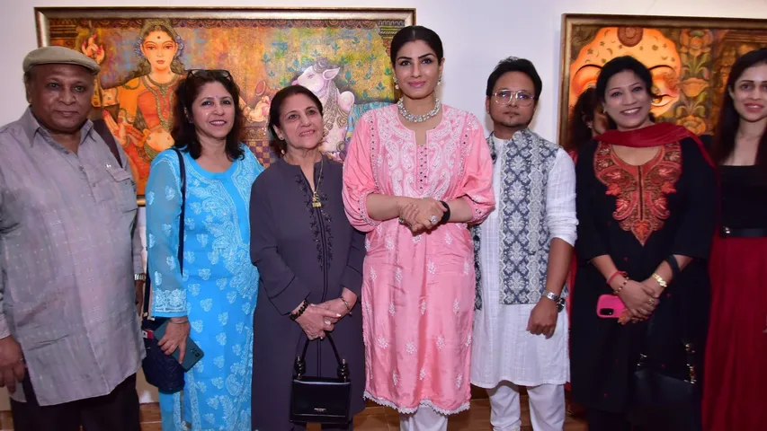 'Mast-mast' art-lover Raveena Tandon inaugurates 'artistic' series by Vishal Sablley's 'Nayika'