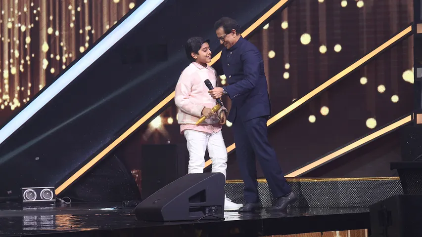Viju Shah Hugs Atharv Bakshi After Stellar Performance