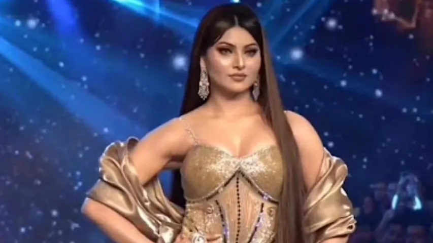 Urvashi Rautela walks the ramp as the showstopper at Delhi Times Fashion Week, all details inside.jpg