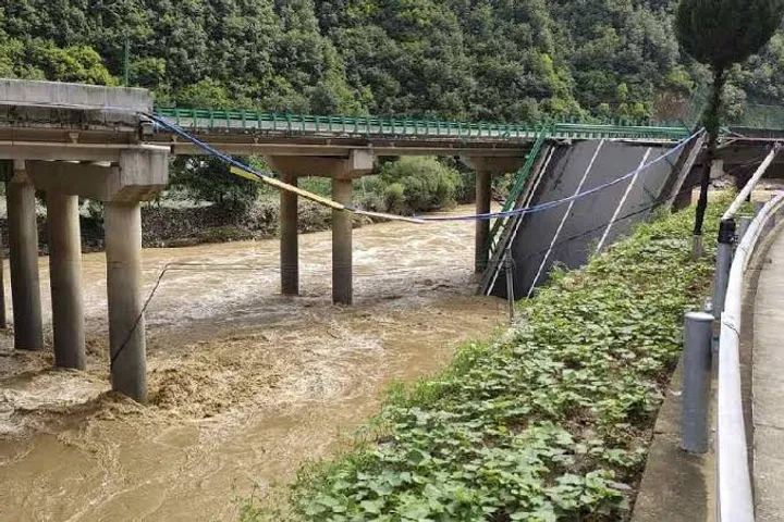 12 dead, more than 60 missing amid bridge collapse in China